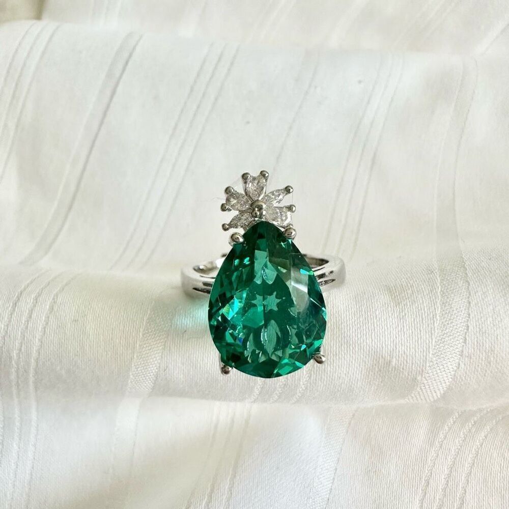 Emerald teardrop cubic zirconia adjustable ring, super sparkly, very elegant ￼